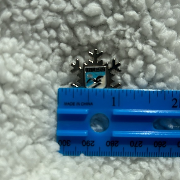 Vtg Snowflake Ski Pin - Picture 6 of 6
